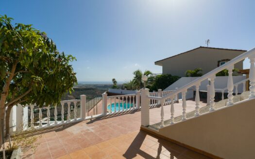 Detached chalet with pool and sea views in Montaña la Data