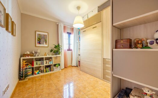 Luminoso piso de 3 habitaciones con garaje cerca del CC Vecindario