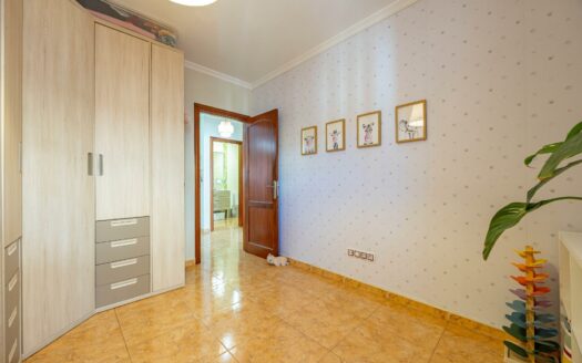 Luminoso piso de 3 habitaciones con garaje cerca del CC Vecindario