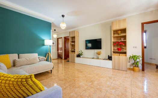 Luminoso piso de 3 habitaciones con garaje cerca del CC Vecindario