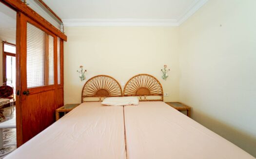 Two studios combined into an apartment with the sea as a backdrop