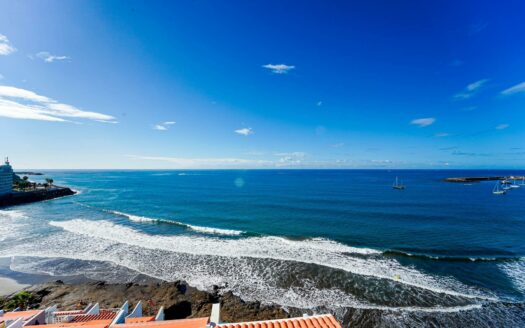 Two studios combined into an apartment with the sea as a backdrop