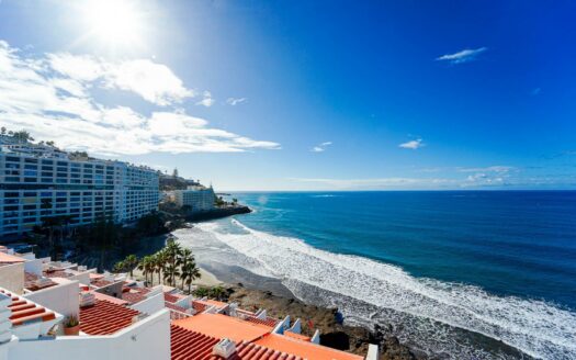Two studios combined into an apartment with the sea as a backdrop