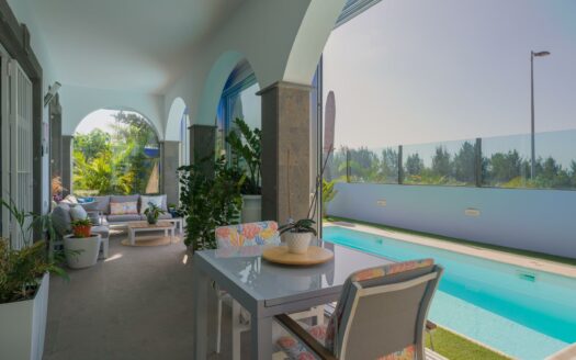 Chalet Independiente con vista mar y piscina privada en El Hornillo