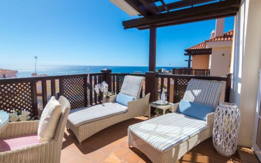 SE ESTÁ CONSIDERANDO LA VENTA DE ESTE ELEGANTE APARTAMENTO DE LUJO DE 197 M² (EN TOTAL) EN LA ÚLTIMA PLANTA DEL BLOQUE 2, MONTE CARRERA – EN LA PARTE HACÍA EL MAR. VISTAS PANORÁMICAS AL OCÉANO.