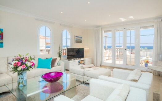 SE ESTÁ CONSIDERANDO LA VENTA DE ESTE ELEGANTE APARTAMENTO DE LUJO DE 197 M² (EN TOTAL) EN LA ÚLTIMA PLANTA DEL BLOQUE 2, MONTE CARRERA – EN LA PARTE HACÍA EL MAR. VISTAS PANORÁMICAS AL OCÉANO.