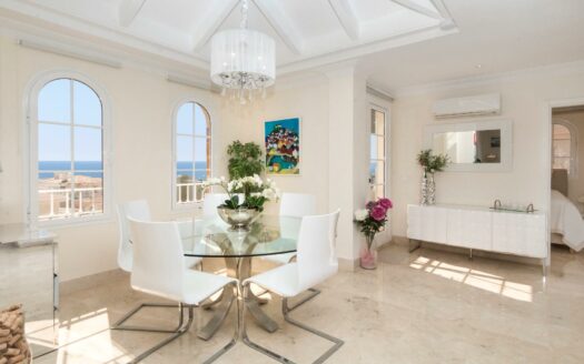 SE ESTÁ CONSIDERANDO LA VENTA DE ESTE ELEGANTE APARTAMENTO DE LUJO DE 197 M² (EN TOTAL) EN LA ÚLTIMA PLANTA DEL BLOQUE 2, MONTE CARRERA – EN LA PARTE HACÍA EL MAR. VISTAS PANORÁMICAS AL OCÉANO.