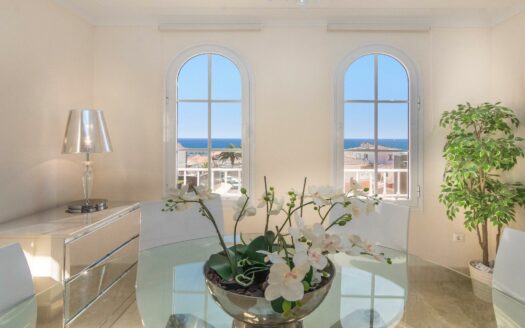 SE ESTÁ CONSIDERANDO LA VENTA DE ESTE ELEGANTE APARTAMENTO DE LUJO DE 197 M² (EN TOTAL) EN LA ÚLTIMA PLANTA DEL BLOQUE 2, MONTE CARRERA – EN LA PARTE HACÍA EL MAR. VISTAS PANORÁMICAS AL OCÉANO.