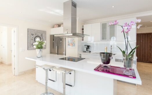 SE ESTÁ CONSIDERANDO LA VENTA DE ESTE ELEGANTE APARTAMENTO DE LUJO DE 197 M² (EN TOTAL) EN LA ÚLTIMA PLANTA DEL BLOQUE 2, MONTE CARRERA – EN LA PARTE HACÍA EL MAR. VISTAS PANORÁMICAS AL OCÉANO.