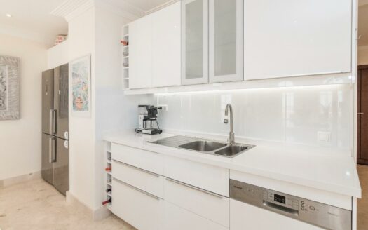SE ESTÁ CONSIDERANDO LA VENTA DE ESTE ELEGANTE APARTAMENTO DE LUJO DE 197 M² (EN TOTAL) EN LA ÚLTIMA PLANTA DEL BLOQUE 2, MONTE CARRERA – EN LA PARTE HACÍA EL MAR. VISTAS PANORÁMICAS AL OCÉANO.