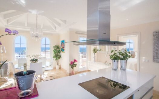 SE ESTÁ CONSIDERANDO LA VENTA DE ESTE ELEGANTE APARTAMENTO DE LUJO DE 197 M² (EN TOTAL) EN LA ÚLTIMA PLANTA DEL BLOQUE 2, MONTE CARRERA – EN LA PARTE HACÍA EL MAR. VISTAS PANORÁMICAS AL OCÉANO.