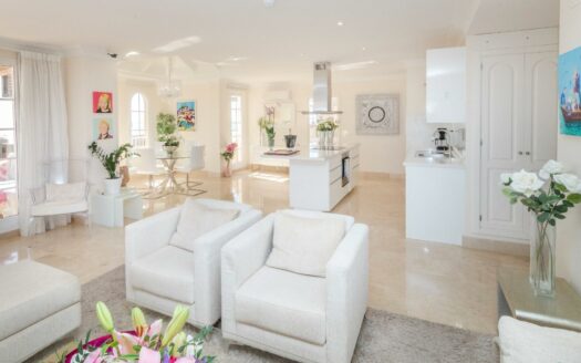 SE ESTÁ CONSIDERANDO LA VENTA DE ESTE ELEGANTE APARTAMENTO DE LUJO DE 197 M² (EN TOTAL) EN LA ÚLTIMA PLANTA DEL BLOQUE 2, MONTE CARRERA – EN LA PARTE HACÍA EL MAR. VISTAS PANORÁMICAS AL OCÉANO.