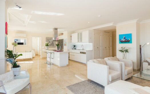 SE ESTÁ CONSIDERANDO LA VENTA DE ESTE ELEGANTE APARTAMENTO DE LUJO DE 197 M² (EN TOTAL) EN LA ÚLTIMA PLANTA DEL BLOQUE 2, MONTE CARRERA – EN LA PARTE HACÍA EL MAR. VISTAS PANORÁMICAS AL OCÉANO.