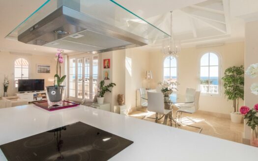 SE ESTÁ CONSIDERANDO LA VENTA DE ESTE ELEGANTE APARTAMENTO DE LUJO DE 197 M² (EN TOTAL) EN LA ÚLTIMA PLANTA DEL BLOQUE 2, MONTE CARRERA – EN LA PARTE HACÍA EL MAR. VISTAS PANORÁMICAS AL OCÉANO.