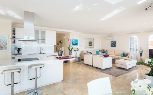 SE ESTÁ CONSIDERANDO LA VENTA DE ESTE ELEGANTE APARTAMENTO DE LUJO DE 197 M² (EN TOTAL) EN LA ÚLTIMA PLANTA DEL BLOQUE 2, MONTE CARRERA – EN LA PARTE HACÍA EL MAR. VISTAS PANORÁMICAS AL OCÉANO.