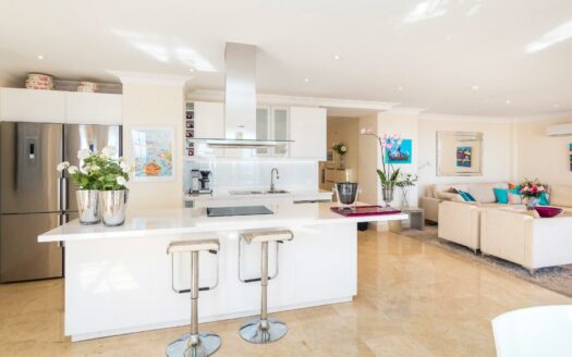 SE ESTÁ CONSIDERANDO LA VENTA DE ESTE ELEGANTE APARTAMENTO DE LUJO DE 197 M² (EN TOTAL) EN LA ÚLTIMA PLANTA DEL BLOQUE 2, MONTE CARRERA – EN LA PARTE HACÍA EL MAR. VISTAS PANORÁMICAS AL OCÉANO.