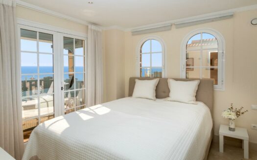 SE ESTÁ CONSIDERANDO LA VENTA DE ESTE ELEGANTE APARTAMENTO DE LUJO DE 197 M² (EN TOTAL) EN LA ÚLTIMA PLANTA DEL BLOQUE 2, MONTE CARRERA – EN LA PARTE HACÍA EL MAR. VISTAS PANORÁMICAS AL OCÉANO.