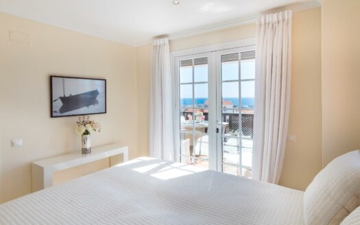 SE ESTÁ CONSIDERANDO LA VENTA DE ESTE ELEGANTE APARTAMENTO DE LUJO DE 197 M² (EN TOTAL) EN LA ÚLTIMA PLANTA DEL BLOQUE 2, MONTE CARRERA – EN LA PARTE HACÍA EL MAR. VISTAS PANORÁMICAS AL OCÉANO.