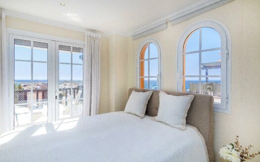 SE ESTÁ CONSIDERANDO LA VENTA DE ESTE ELEGANTE APARTAMENTO DE LUJO DE 197 M² (EN TOTAL) EN LA ÚLTIMA PLANTA DEL BLOQUE 2, MONTE CARRERA – EN LA PARTE HACÍA EL MAR. VISTAS PANORÁMICAS AL OCÉANO.