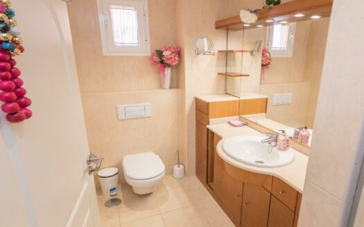 SE ESTÁ CONSIDERANDO LA VENTA DE ESTE ELEGANTE APARTAMENTO DE LUJO DE 197 M² (EN TOTAL) EN LA ÚLTIMA PLANTA DEL BLOQUE 2, MONTE CARRERA – EN LA PARTE HACÍA EL MAR. VISTAS PANORÁMICAS AL OCÉANO.