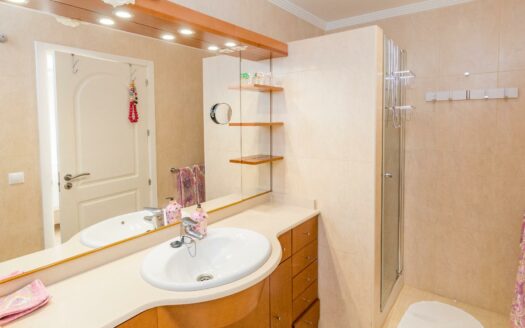 SE ESTÁ CONSIDERANDO LA VENTA DE ESTE ELEGANTE APARTAMENTO DE LUJO DE 197 M² (EN TOTAL) EN LA ÚLTIMA PLANTA DEL BLOQUE 2, MONTE CARRERA – EN LA PARTE HACÍA EL MAR. VISTAS PANORÁMICAS AL OCÉANO.