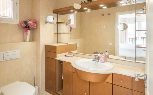 SE ESTÁ CONSIDERANDO LA VENTA DE ESTE ELEGANTE APARTAMENTO DE LUJO DE 197 M² (EN TOTAL) EN LA ÚLTIMA PLANTA DEL BLOQUE 2, MONTE CARRERA – EN LA PARTE HACÍA EL MAR. VISTAS PANORÁMICAS AL OCÉANO.