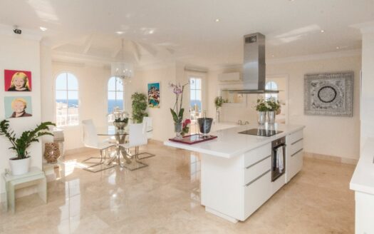 SE ESTÁ CONSIDERANDO LA VENTA DE ESTE ELEGANTE APARTAMENTO DE LUJO DE 197 M² (EN TOTAL) EN LA ÚLTIMA PLANTA DEL BLOQUE 2, MONTE CARRERA – EN LA PARTE HACÍA EL MAR. VISTAS PANORÁMICAS AL OCÉANO.