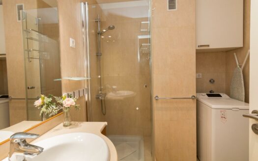 SE ESTÁ CONSIDERANDO LA VENTA DE ESTE ELEGANTE APARTAMENTO DE LUJO DE 197 M² (EN TOTAL) EN LA ÚLTIMA PLANTA DEL BLOQUE 2, MONTE CARRERA – EN LA PARTE HACÍA EL MAR. VISTAS PANORÁMICAS AL OCÉANO.