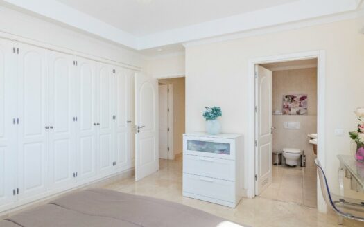 SE ESTÁ CONSIDERANDO LA VENTA DE ESTE ELEGANTE APARTAMENTO DE LUJO DE 197 M² (EN TOTAL) EN LA ÚLTIMA PLANTA DEL BLOQUE 2, MONTE CARRERA – EN LA PARTE HACÍA EL MAR. VISTAS PANORÁMICAS AL OCÉANO.