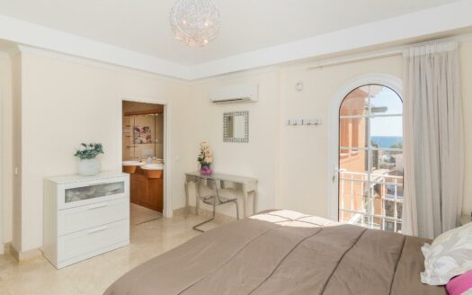 SE ESTÁ CONSIDERANDO LA VENTA DE ESTE ELEGANTE APARTAMENTO DE LUJO DE 197 M² (EN TOTAL) EN LA ÚLTIMA PLANTA DEL BLOQUE 2, MONTE CARRERA – EN LA PARTE HACÍA EL MAR. VISTAS PANORÁMICAS AL OCÉANO.