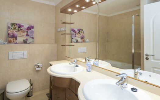 SE ESTÁ CONSIDERANDO LA VENTA DE ESTE ELEGANTE APARTAMENTO DE LUJO DE 197 M² (EN TOTAL) EN LA ÚLTIMA PLANTA DEL BLOQUE 2, MONTE CARRERA – EN LA PARTE HACÍA EL MAR. VISTAS PANORÁMICAS AL OCÉANO.