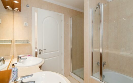 SE ESTÁ CONSIDERANDO LA VENTA DE ESTE ELEGANTE APARTAMENTO DE LUJO DE 197 M² (EN TOTAL) EN LA ÚLTIMA PLANTA DEL BLOQUE 2, MONTE CARRERA – EN LA PARTE HACÍA EL MAR. VISTAS PANORÁMICAS AL OCÉANO.