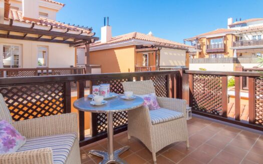 SE ESTÁ CONSIDERANDO LA VENTA DE ESTE ELEGANTE APARTAMENTO DE LUJO DE 197 M² (EN TOTAL) EN LA ÚLTIMA PLANTA DEL BLOQUE 2, MONTE CARRERA – EN LA PARTE HACÍA EL MAR. VISTAS PANORÁMICAS AL OCÉANO.