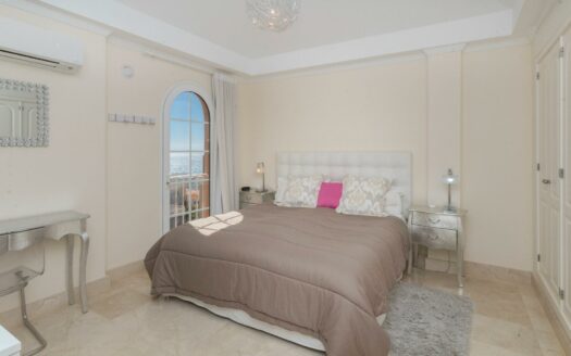 SE ESTÁ CONSIDERANDO LA VENTA DE ESTE ELEGANTE APARTAMENTO DE LUJO DE 197 M² (EN TOTAL) EN LA ÚLTIMA PLANTA DEL BLOQUE 2, MONTE CARRERA – EN LA PARTE HACÍA EL MAR. VISTAS PANORÁMICAS AL OCÉANO.