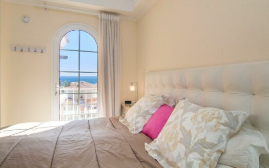 SE ESTÁ CONSIDERANDO LA VENTA DE ESTE ELEGANTE APARTAMENTO DE LUJO DE 197 M² (EN TOTAL) EN LA ÚLTIMA PLANTA DEL BLOQUE 2, MONTE CARRERA – EN LA PARTE HACÍA EL MAR. VISTAS PANORÁMICAS AL OCÉANO.