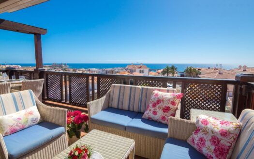 SE ESTÁ CONSIDERANDO LA VENTA DE ESTE ELEGANTE APARTAMENTO DE LUJO DE 197 M² (EN TOTAL) EN LA ÚLTIMA PLANTA DEL BLOQUE 2, MONTE CARRERA – EN LA PARTE HACÍA EL MAR. VISTAS PANORÁMICAS AL OCÉANO.