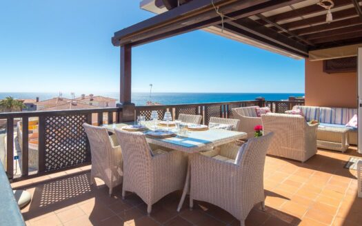 SE ESTÁ CONSIDERANDO LA VENTA DE ESTE ELEGANTE APARTAMENTO DE LUJO DE 197 M² (EN TOTAL) EN LA ÚLTIMA PLANTA DEL BLOQUE 2, MONTE CARRERA – EN LA PARTE HACÍA EL MAR. VISTAS PANORÁMICAS AL OCÉANO.