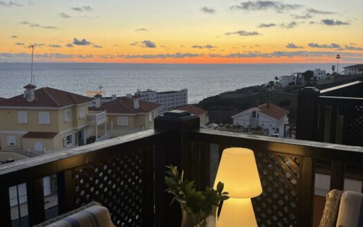 SE ESTÁ CONSIDERANDO LA VENTA DE ESTE ELEGANTE APARTAMENTO DE LUJO DE 197 M² (EN TOTAL) EN LA ÚLTIMA PLANTA DEL BLOQUE 2, MONTE CARRERA – EN LA PARTE HACÍA EL MAR. VISTAS PANORÁMICAS AL OCÉANO.