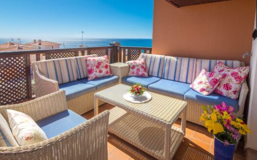 SE ESTÁ CONSIDERANDO LA VENTA DE ESTE ELEGANTE APARTAMENTO DE LUJO DE 197 M² (EN TOTAL) EN LA ÚLTIMA PLANTA DEL BLOQUE 2, MONTE CARRERA – EN LA PARTE HACÍA EL MAR. VISTAS PANORÁMICAS AL OCÉANO.