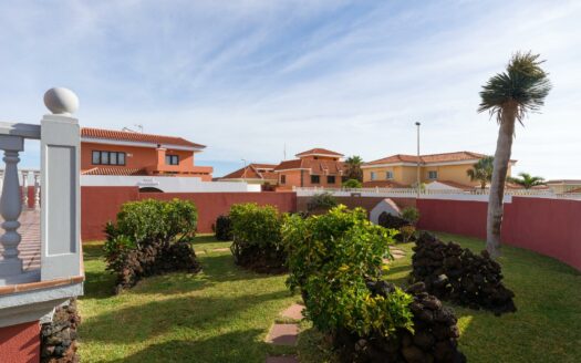 Chalet independiente con jardín y piscina privada en La Garita precio negociable