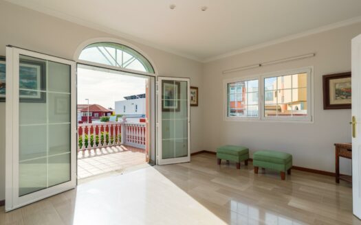 Chalet independiente con jardín y piscina privada en La Garita precio negociable