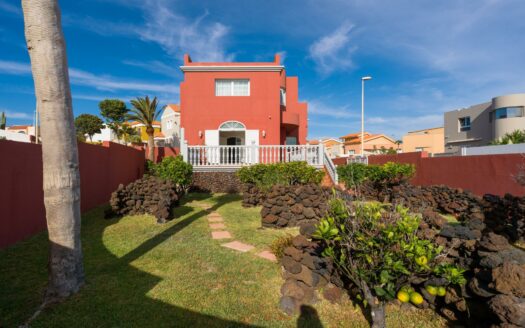 Chalet independiente con jardín y piscina privada en La Garita precio negociable
