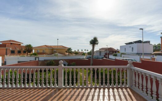 Chalet independiente con jardín y piscina privada en La Garita precio negociable