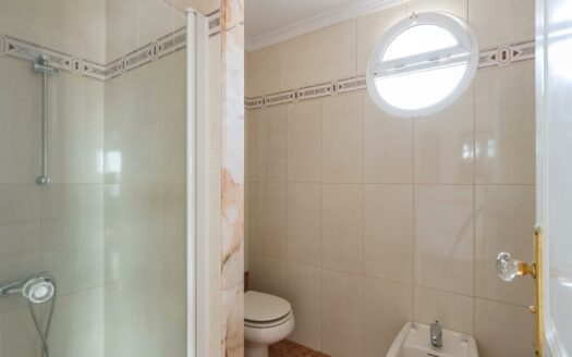 Chalet independiente con jardín y piscina privada en La Garita precio negociable