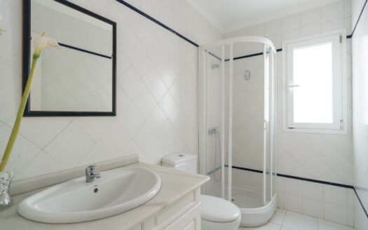 Chalet independiente con jardín y piscina privada en La Garita precio negociable