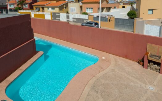 Chalet independiente con jardín y piscina privada en La Garita precio negociable