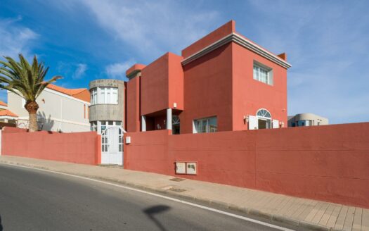 Chalet independiente con jardín y piscina privada en La Garita precio negociable