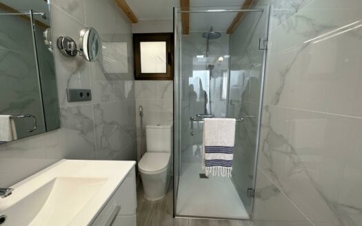 Bungalow con terraza privada y piscina comunitaria