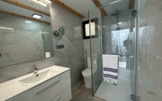 Bungalow con terraza privada y piscina comunitaria