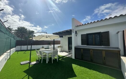 Bungalow con terraza privada y piscina comunitaria